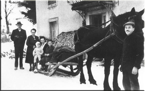 Monsieur Poulain à gauche, François Blondeau à droite, Madame Tisserand debout, et Madame Cottet et ses deux fils, assis sur le traineau.