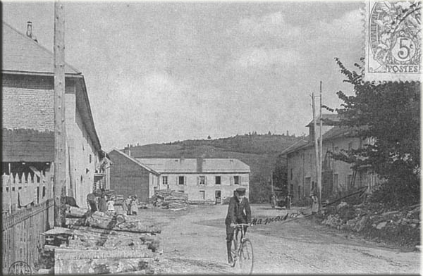 à gauche, la boulangerie Barras avant l'incendie de 1910