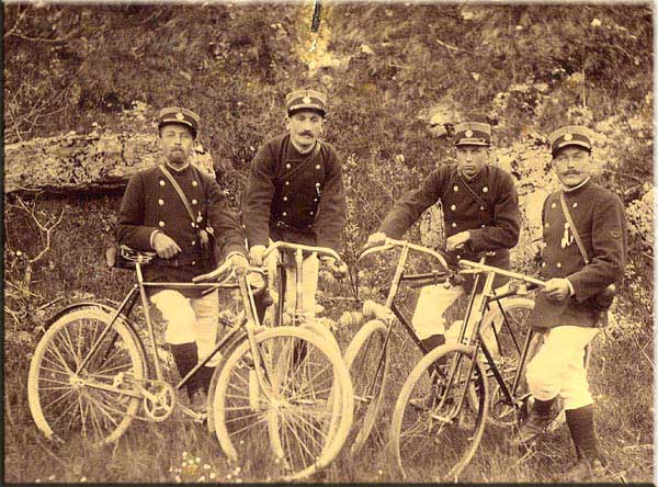 Douaniers du poste de douane de la "Goule", près de Goumois, en 1900. Photo transmise par Jean-Louis Hardy.